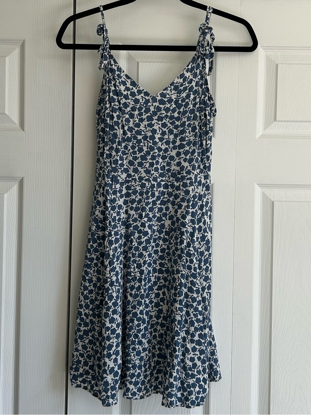 GAP Blue and White Floral Smocked Sun Dress.  Size XS cream and blue